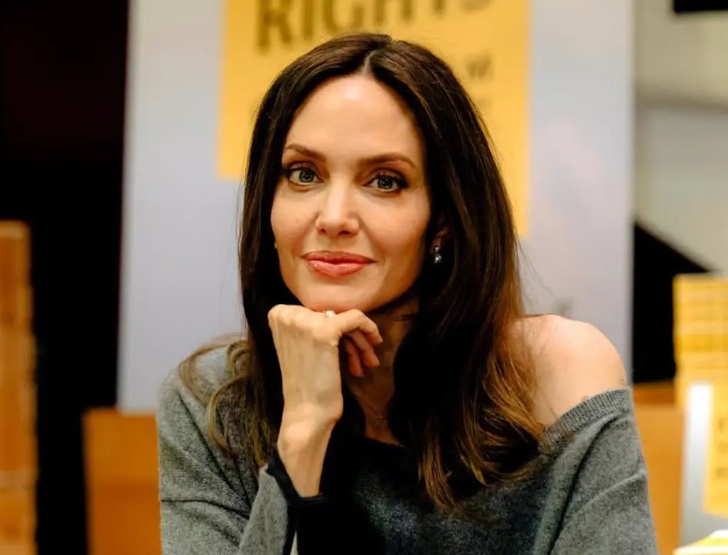 Angelina Jolie exibe cicatrizes de mastectomia e reforca alerta sobre