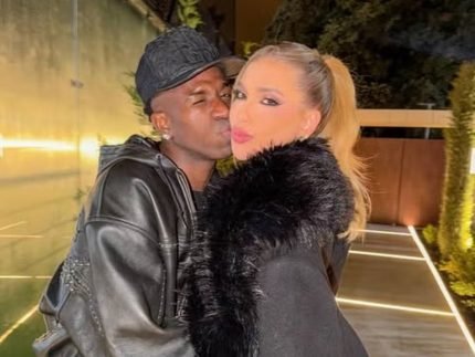 Apos perrengue com vestido Virginia posa com Vini Jr em