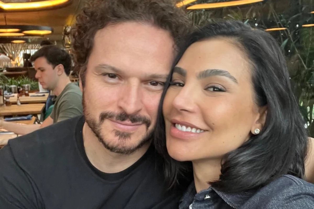 Apos um ano juntos Cintia Chagas vem a publico e