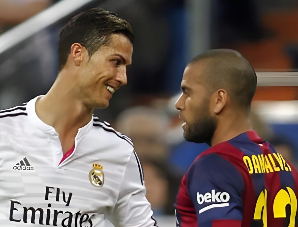Daniel Alves aparece ao lado de Cristiano Ronaldo apos