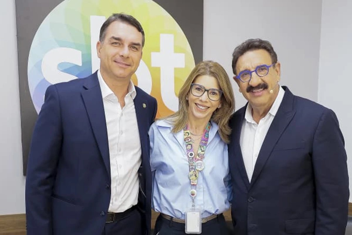 Daniela Beyruti recebe Flavio Bolsonaro no SBT apos polemica visita