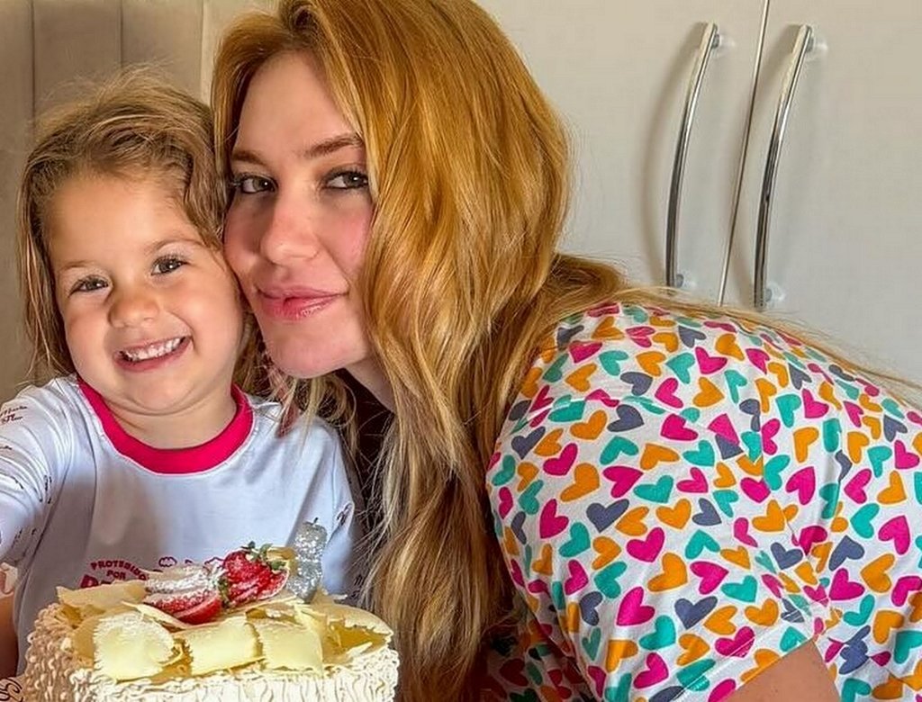Fa tatua nome da filha de Virginia Fonseca e homenagem