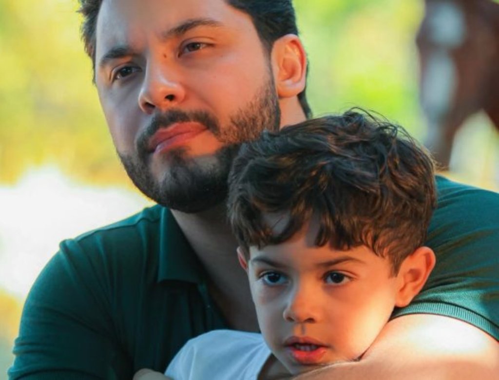 Filho de Marilia Mendonca encanta ao surgir tocando bateria ao