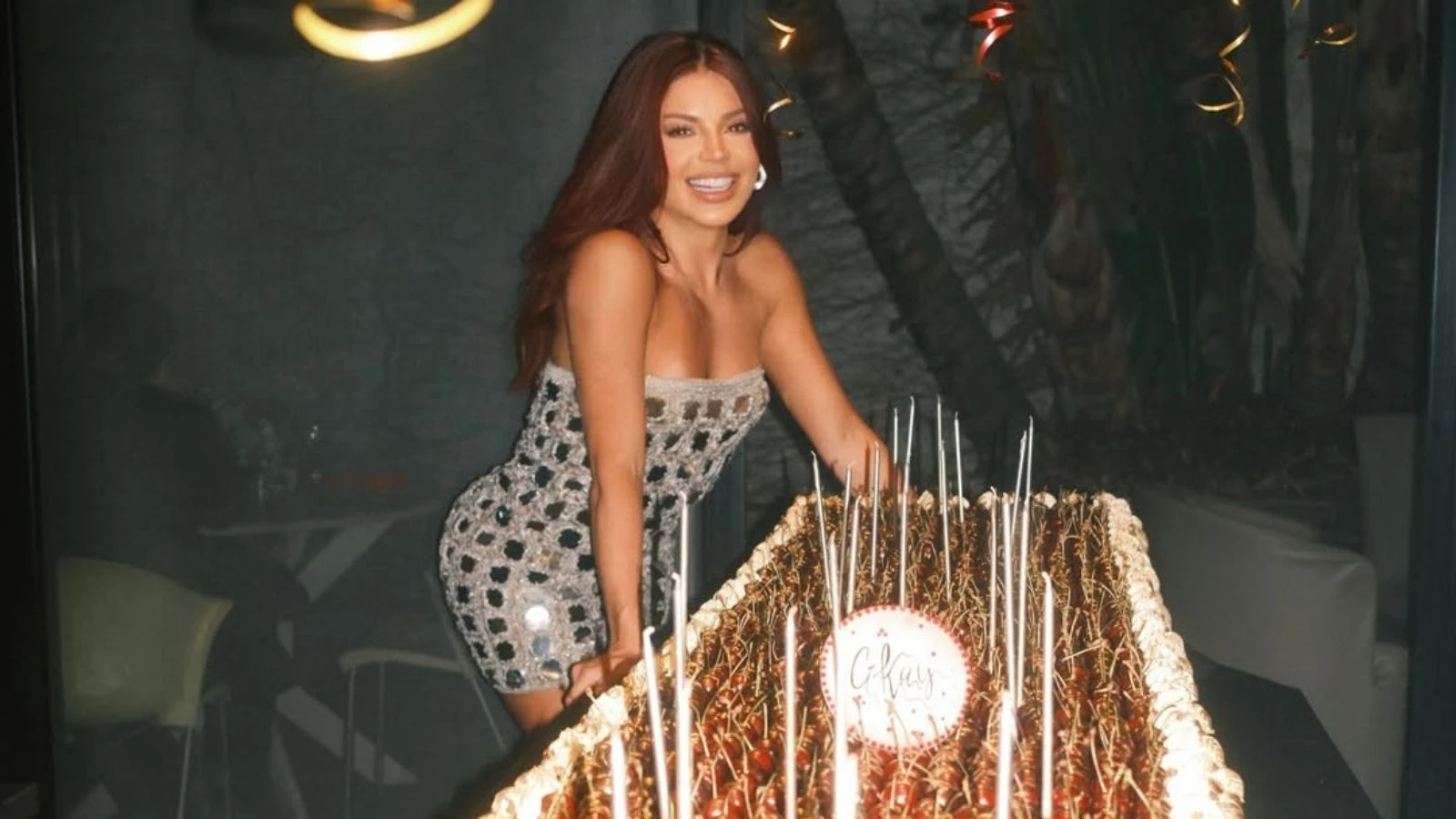 Gkay celebra aniversario com bolo gigante de tres metros.webp