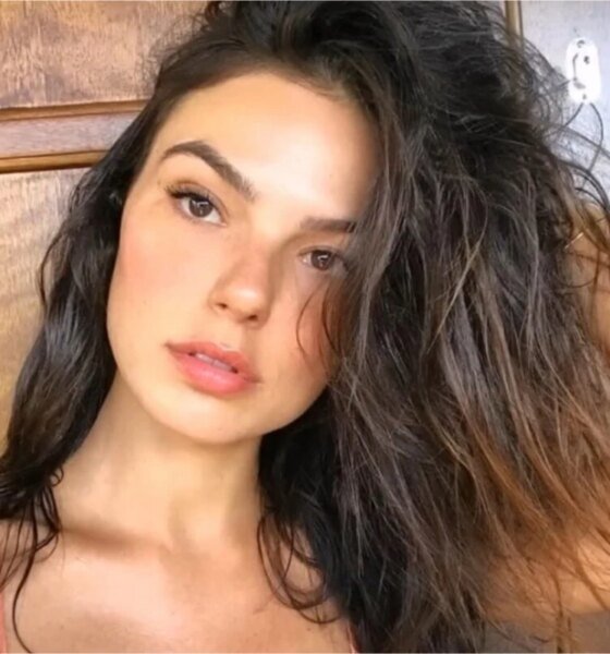 Isis Valverde curte ferias em familia no Espirito Santo apos