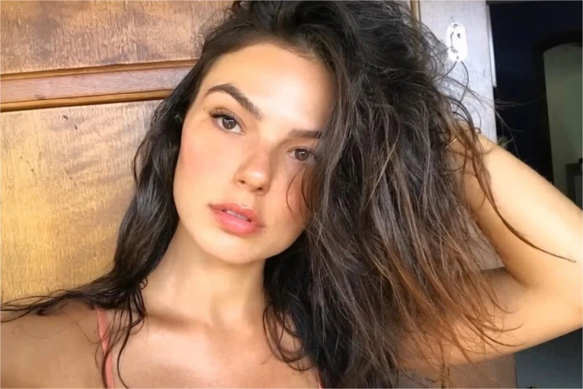 Isis Valverde curte ferias em familia no Espirito Santo apos