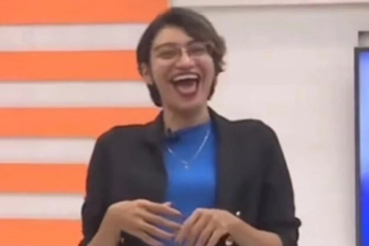 Jornalista diverte publico ao brincar com foto de delegado ao