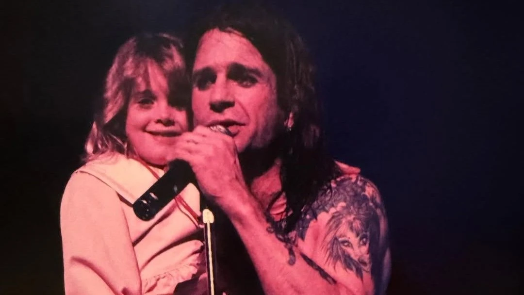 Kelly Osbourne homenageia pai na data que faria 77.webp