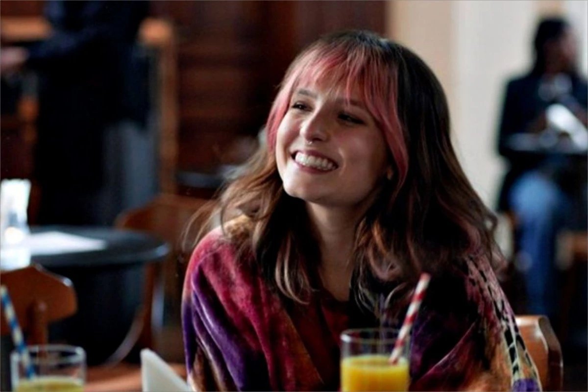 Larissa Manoela inicia nova fase na carreira com cenas quentes