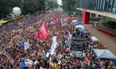 Manifestantes se reunem na Avenida Paulista contra o feminicidio.webp