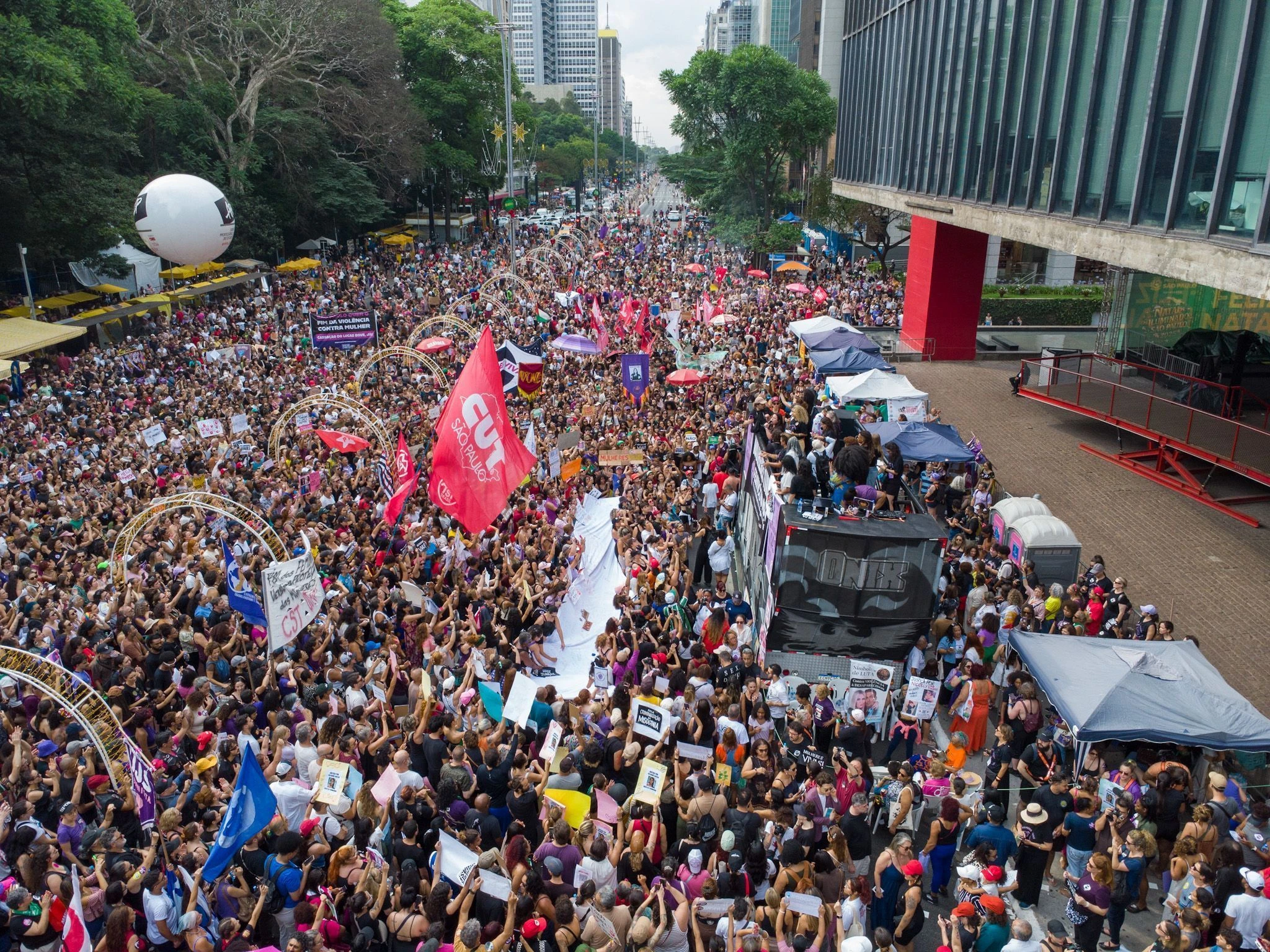 Manifestantes se reunem na Avenida Paulista contra o feminicidio.webp