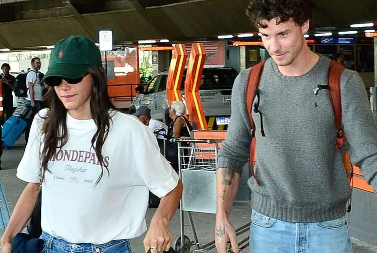 Marquezine chega a SP com Shawn Mendes e cachorro.webp