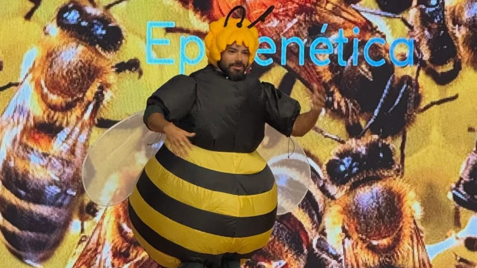Namorado de Sandy se transforma em abelha para congresso.webp