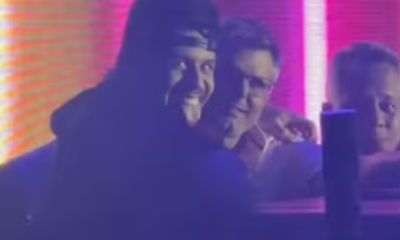 Nos bastidores Ze Felipe assiste a apresentacao de Ana Castela