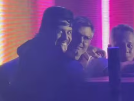 Nos bastidores Ze Felipe assiste a apresentacao de Ana Castela