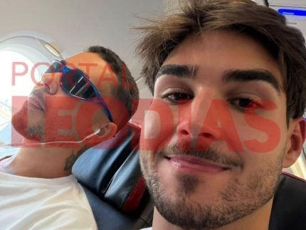 Novo amor para 2026 Carlinhos aparece em aviao rumo a