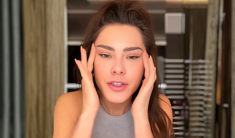 O que aconteceu no rosto de Carolina Dieckmmann Atriz.webp