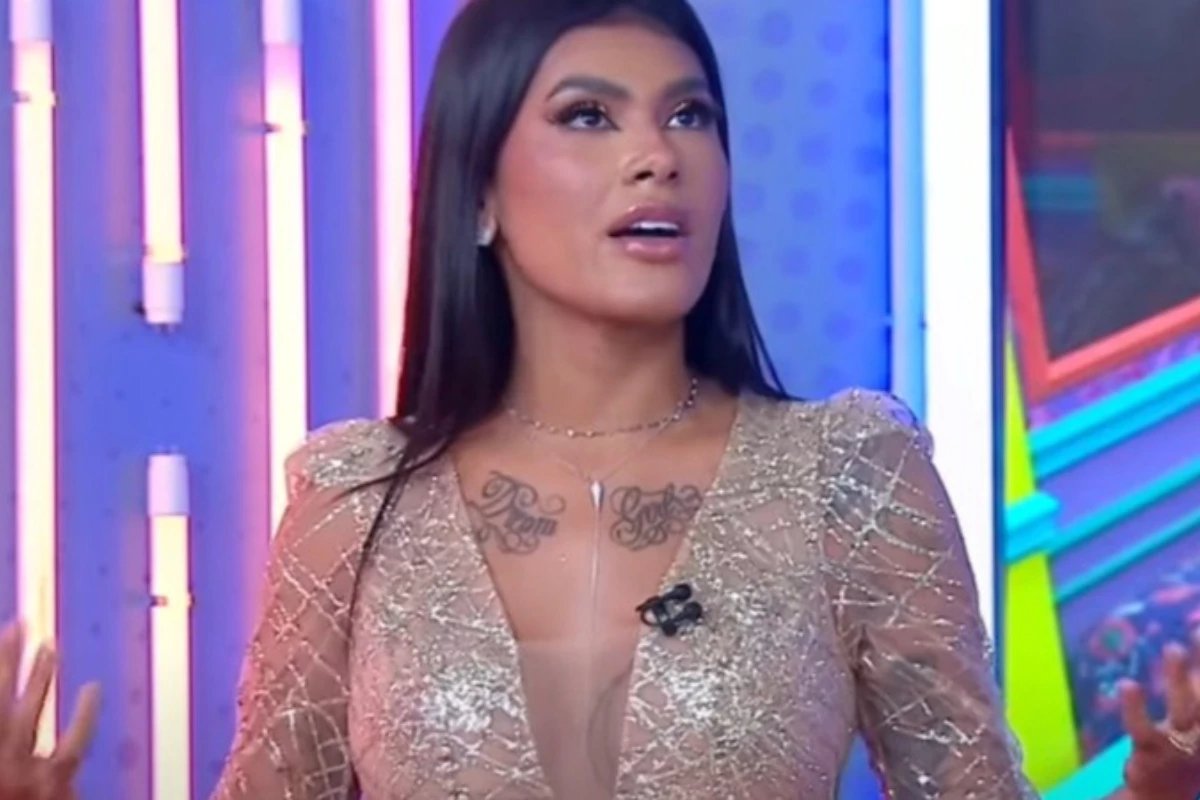 Pocah e flagrada em clima de romance com ex jogador de