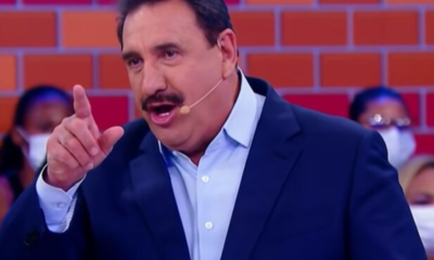 Ratinho encontra acessorio perdido que foi presente de Silvio Santos