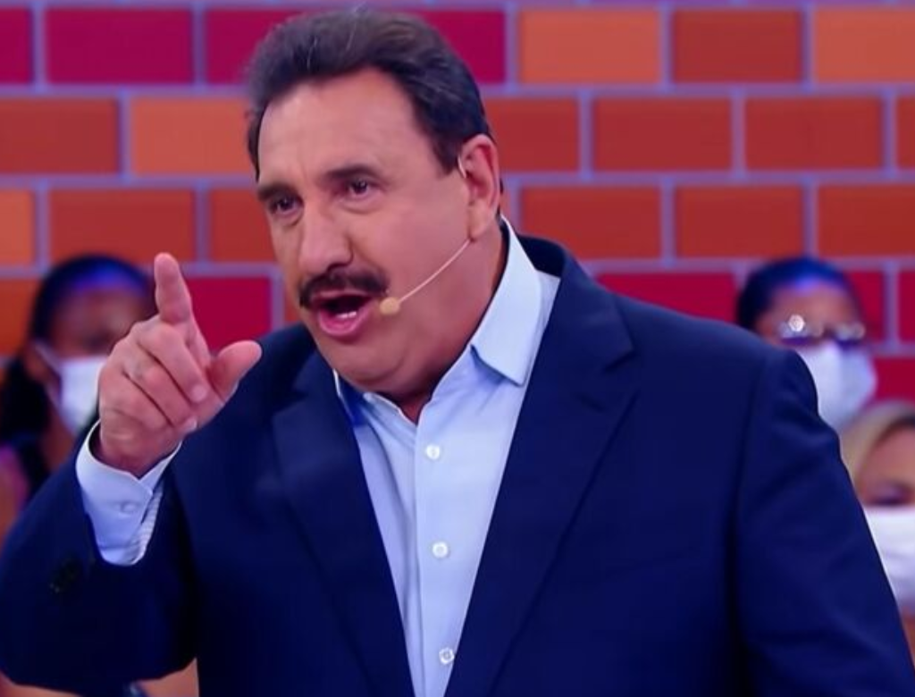 Ratinho encontra acessorio perdido que foi presente de Silvio Santos