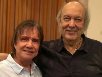 Roberto Carlos adapta letra de Amigo ao homenagear Erasmo Carlos