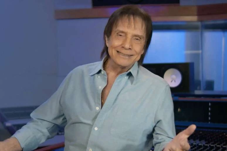 Roberto Carlos sofre acidente com Cadillac durante gravacao do.webp