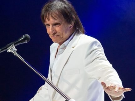 Roberto Carlos sofre acidente em gravacao do especial de fim