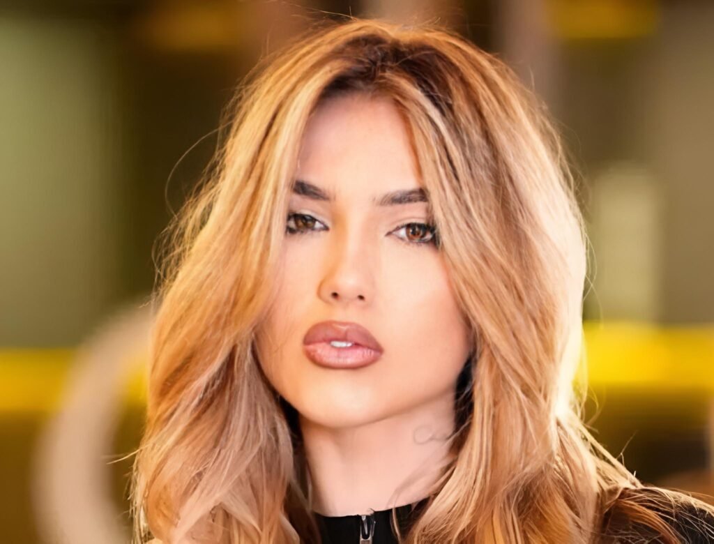 Virginia Fonseca chama atencao ao chegar a festa da mae