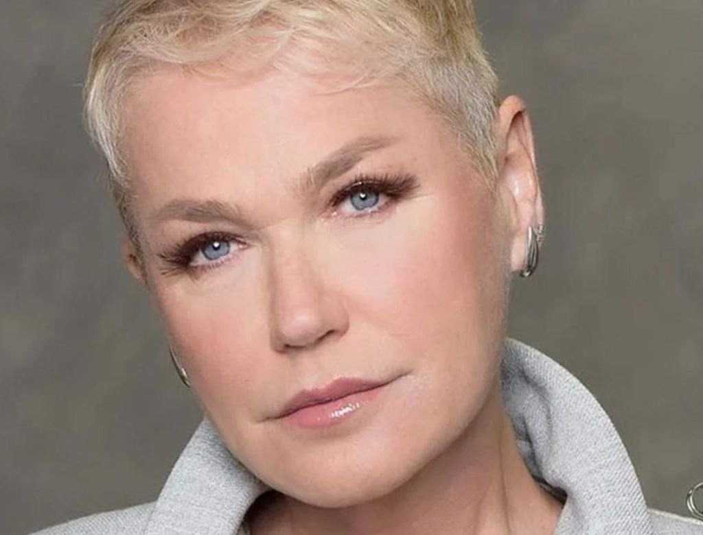 Xuxa enfrenta problema na coluna passa por cirurgia e tranquiliza