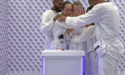 1768539682 Elisa e a segunda integrante a apertao o botao e