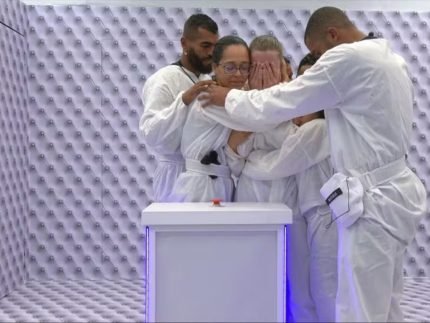 1768539682 Elisa e a segunda integrante a apertao o botao e