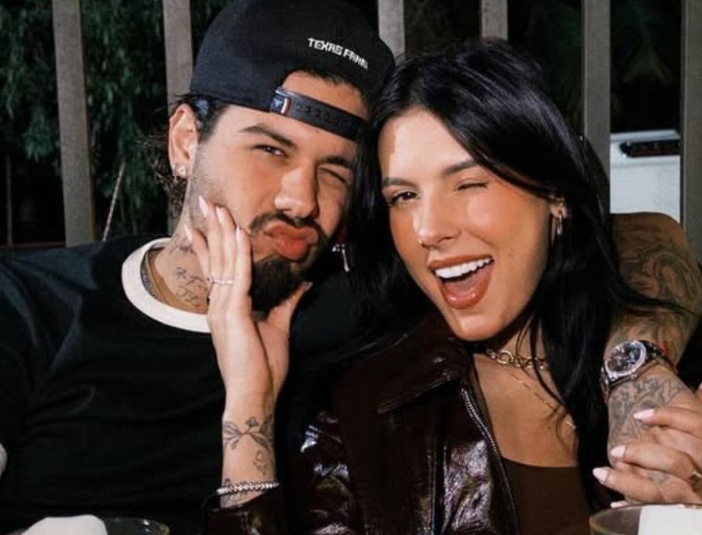 Ana Castela muda letra em show no navio e web