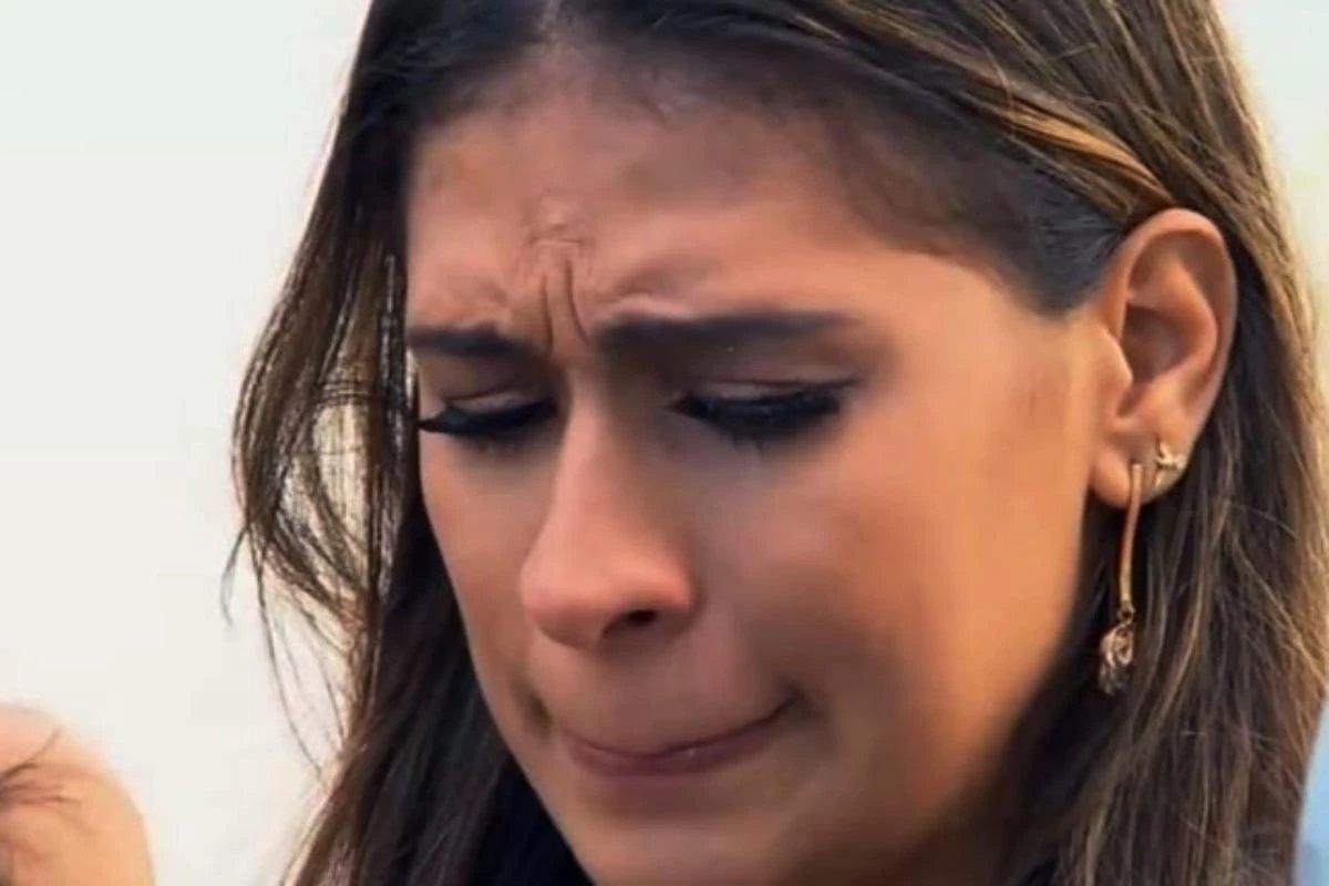 Ao lado do seu marido Simone Mendes surge aos prantos