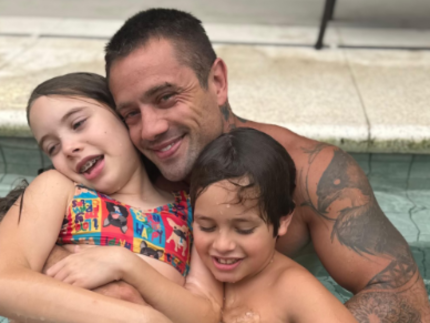 Apos disputa judicial Rafael Cardoso reaparece com os filhos e