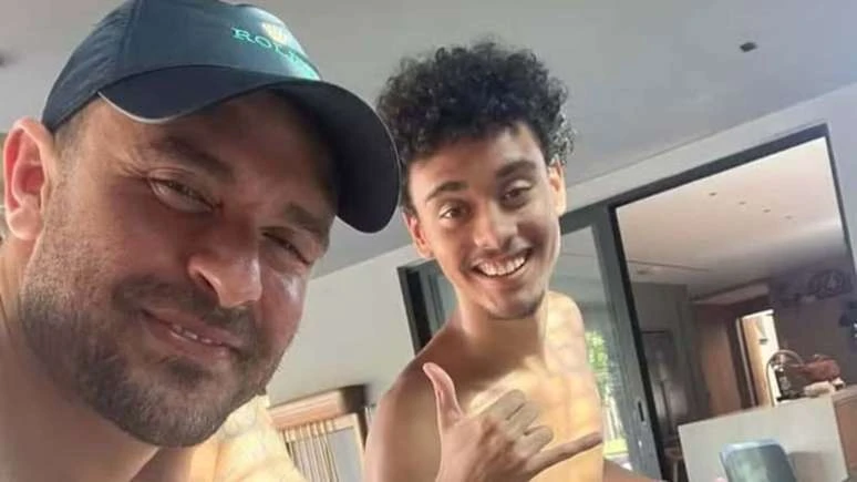 Apos termino Diogo Nogueira aparece em roda de samba.webp