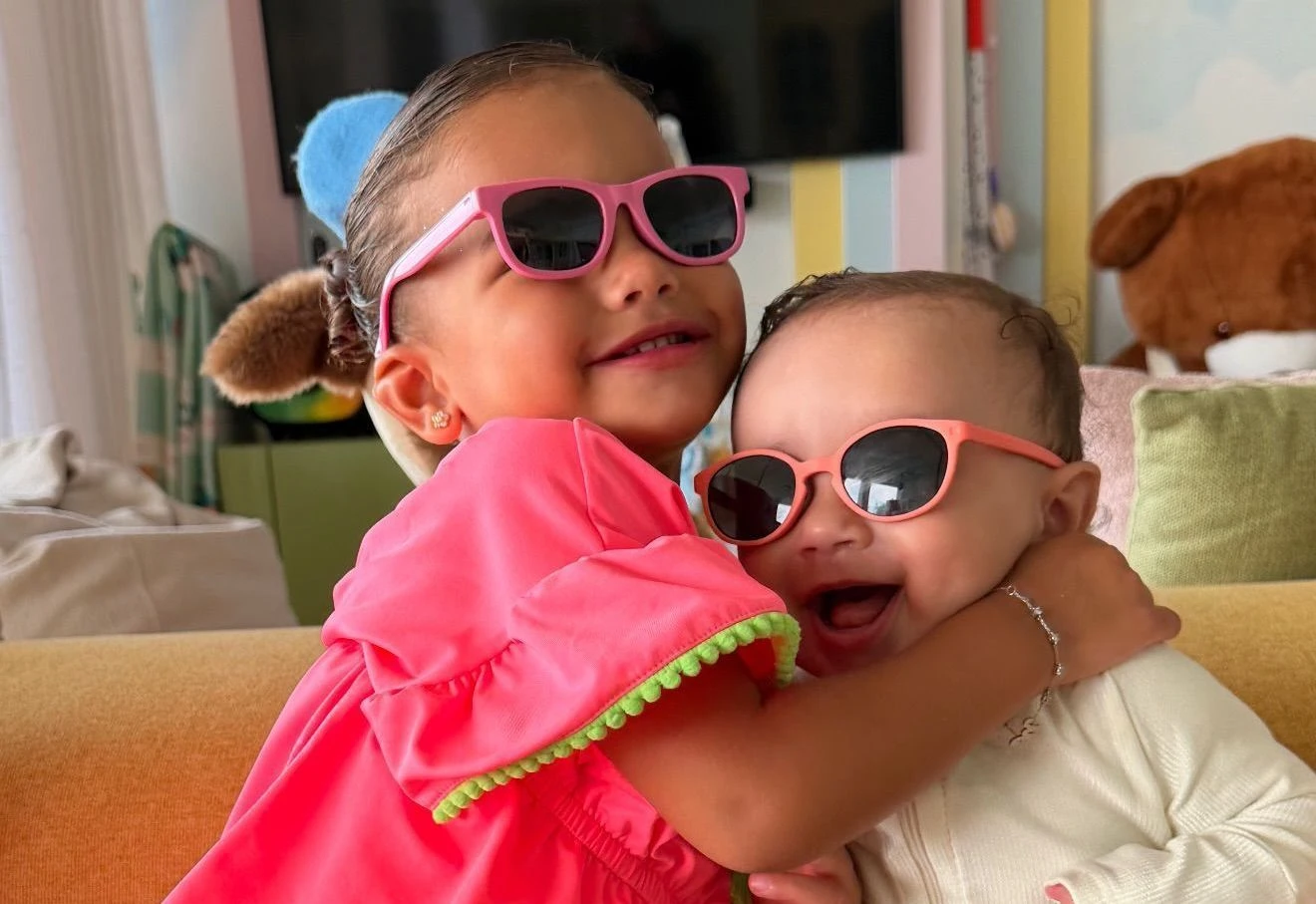 Bruna Biancardi mostra Mavie dando comida para a irma.webp