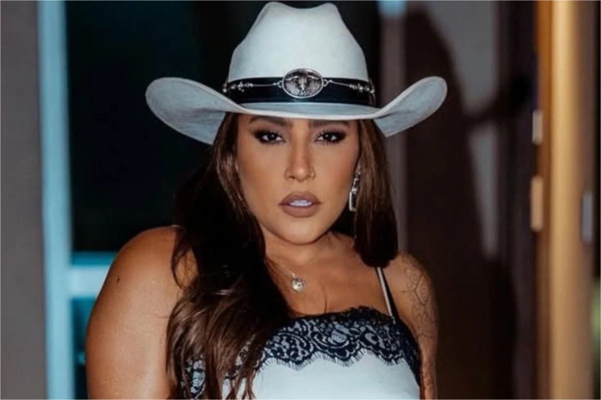 Cantora sertaneja anuncia durante show que esta gravida revelacao ocorre