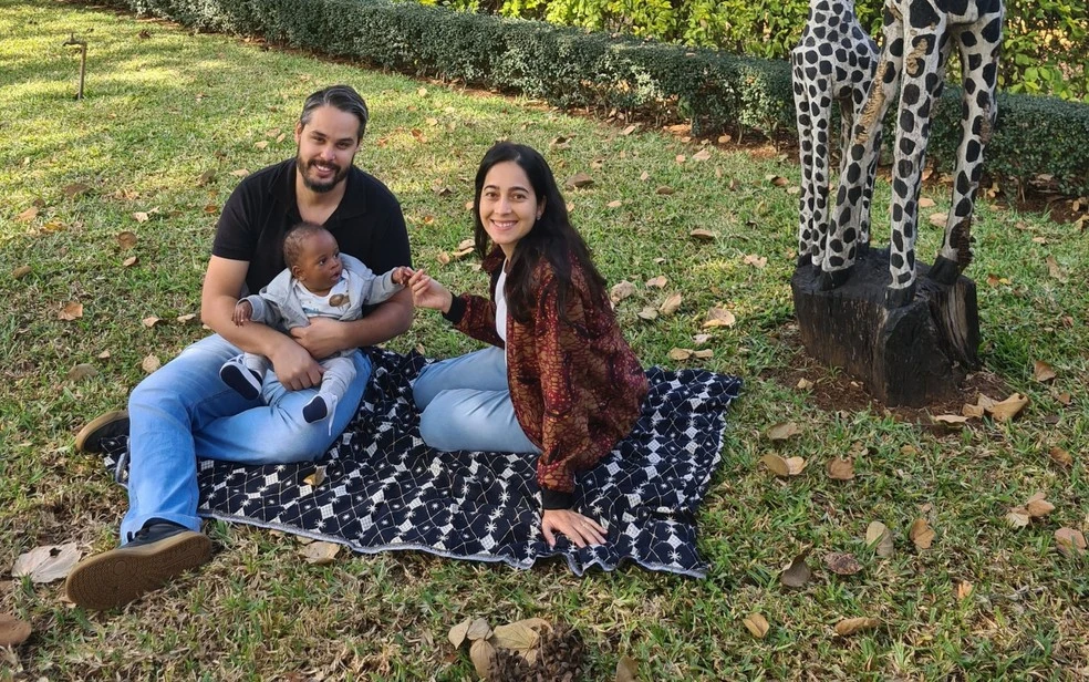 Casal de Ribeirao Preto que adotou bebe no Malawi.webp
