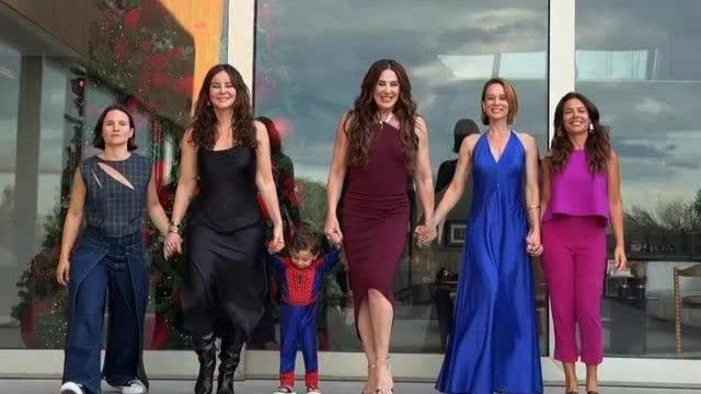 Claudia Raia junta filho cacula com filhas da ficcao.webp