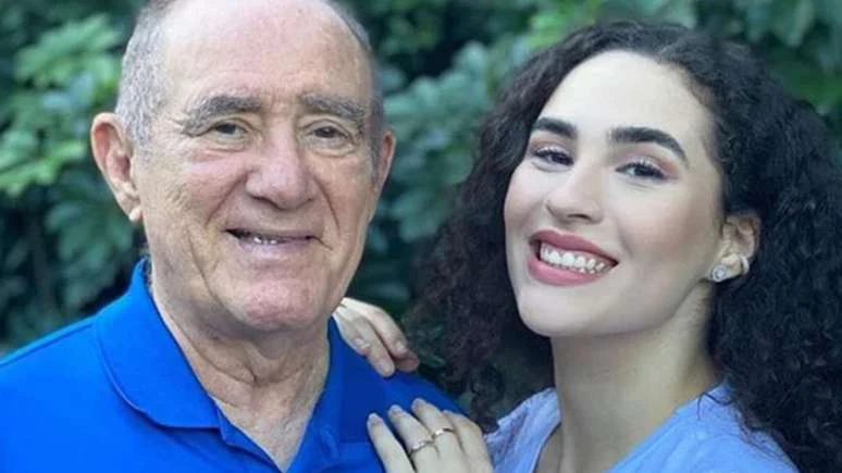 Discreta filha de Renato Aragao engata namoro com medico.webp
