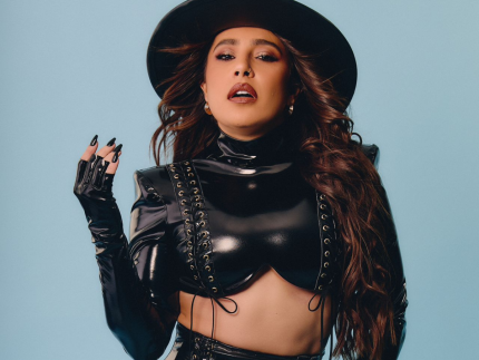 Emocionada Lauana Prado anuncia gravidez do primeiro filho em show