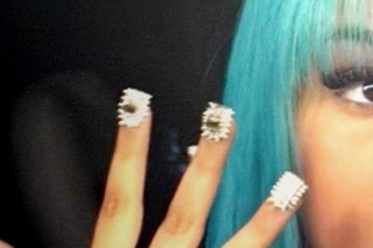 Filha de Kim Kardashian chama atencao ao surgir com visual