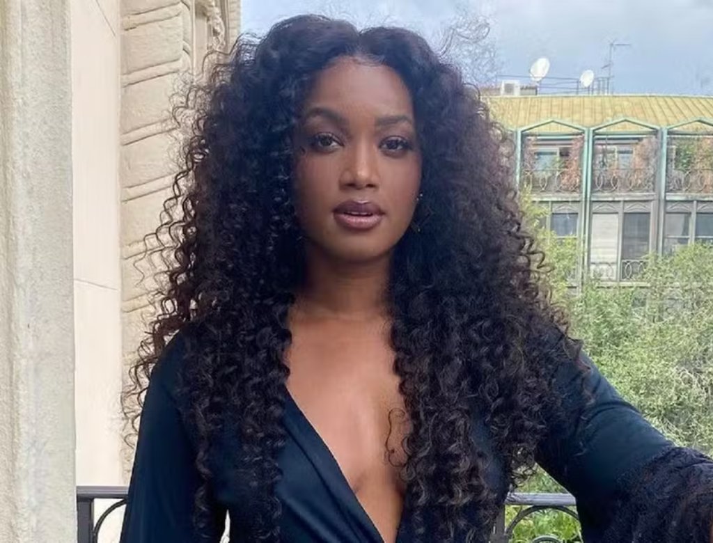 Iza e flagrada de maos dadas com ator famoso veja