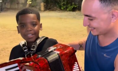 Joao Gomes emociona ao presentear cantor mirim com sanfona veja