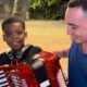 Joao Gomes emociona ao presentear cantor mirim com sanfona veja