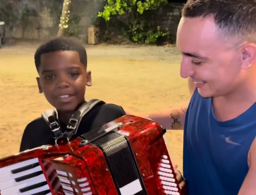 Joao Gomes emociona ao presentear cantor mirim com sanfona veja