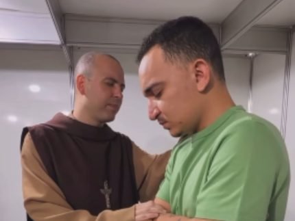 Joao Gomes recebe a bencao de Frei Gilson nos bastidores
