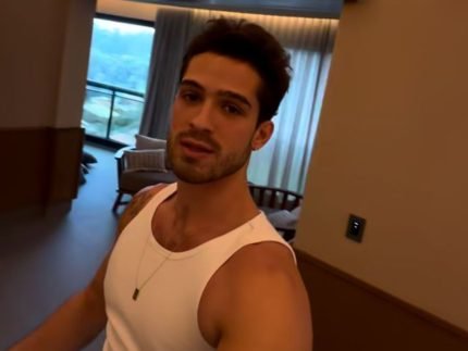 Joao Guilherme abre as portas do novo apartamento apos longa