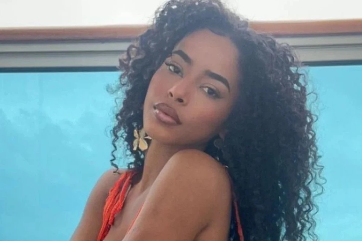 Lorena Maria reaparece ao lado do ex namorado jogador e reacende