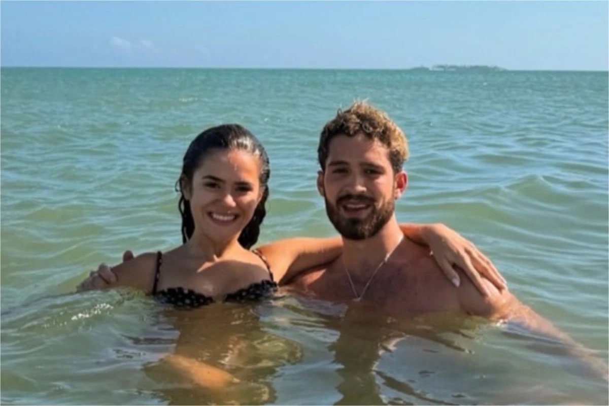 Maisa e Joao Guilherme posam juntos enquanto curtem a praia